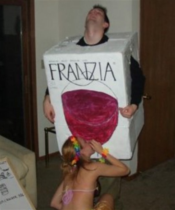 8. Как можно было так опошлить обычный костюм пакета вина?!