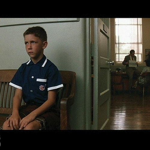 Forrest'ı annesini koridorda beklerken gördüğümüz bu sahne Norman Rockwell’in "Girl with a Black Eye" resminden esinlenilmiştir.