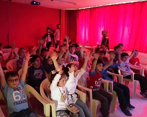 2016'da ise Trabzon'a gidiyorlar Ve Araklı Köyü Kestanelik Okulu'nda, hayatlarında hiç sinemaya gitmemiş çocuklar için bir sinema sınıfı kuruyorlar.