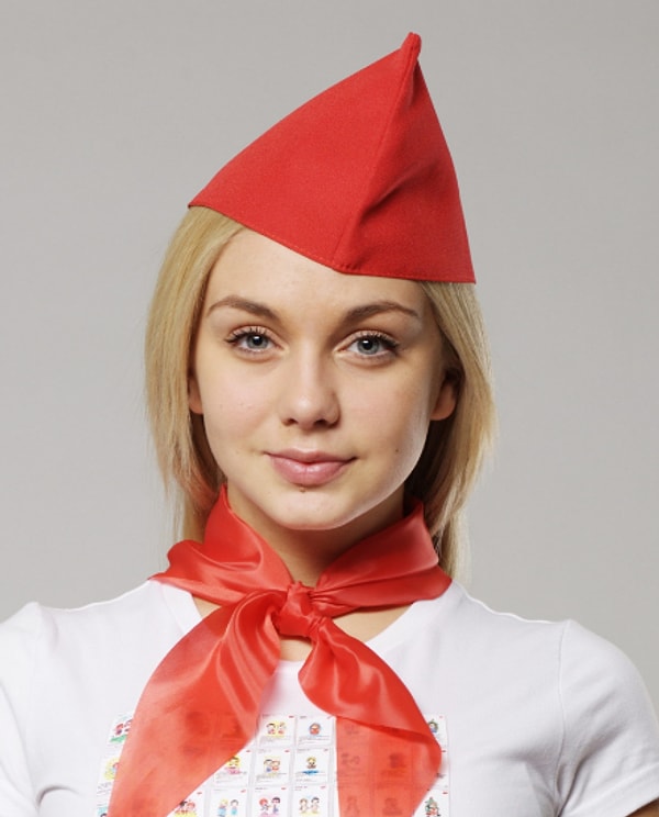 6. Пионерский галстук — красная шейная косынка, завязываемая спереди специальным узлом