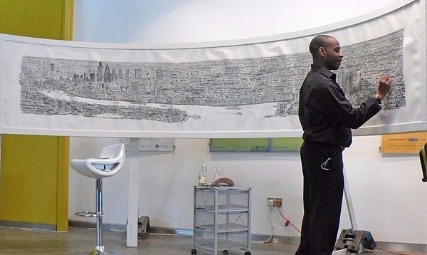 1. Больной аутизмом художник Стивен Вилтшер рисует Нью-Йорк по памяти после 20-минутного полета над городом на вертолете.