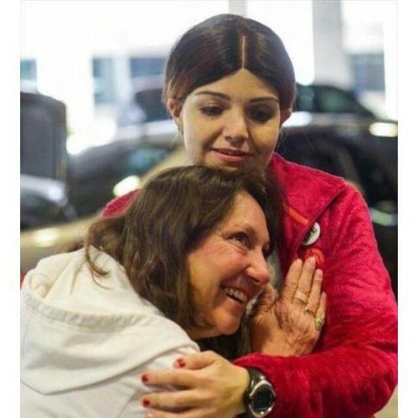 5. Женщина слушает как бьется сердце ее покойного сына, пересаженное этой девушке.