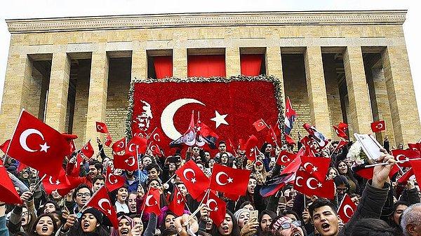 Anıtkabir'e akın eden binler, Atatürk'ün mozolesine Türk bayrakları ve çiçekler bıraktı