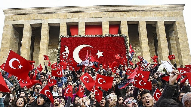Anıtkabir'e akın eden binler, Atatürk'ün mozolesine Türk bayrakları ve çiçekler bıraktı