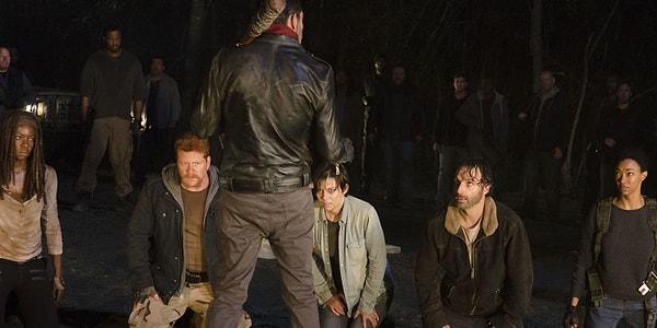 7. sezonun ilk bölümünde Negan, Rick ve ekibine gözdağı vermek için dizinin başından beri en sevilen karakter olan Glenn'in ve Abraham'ın kafalarını gözünü kırpmadan neredeyse püre yaptı.