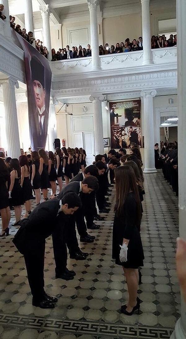 İşte o gösterilerden biri... İzmir Atatürk Lisesi Cumhuriyet Balosu'nda öğrenciler vals yaptılar.