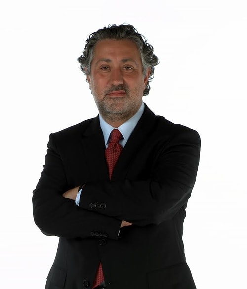 Cumhuriyet gazetesi Genel Yayın Yönetmeni Murat Sabuncu İstanbul'da, yazar Güray Öz ise Ankara’daki evinde gözaltına alındı.