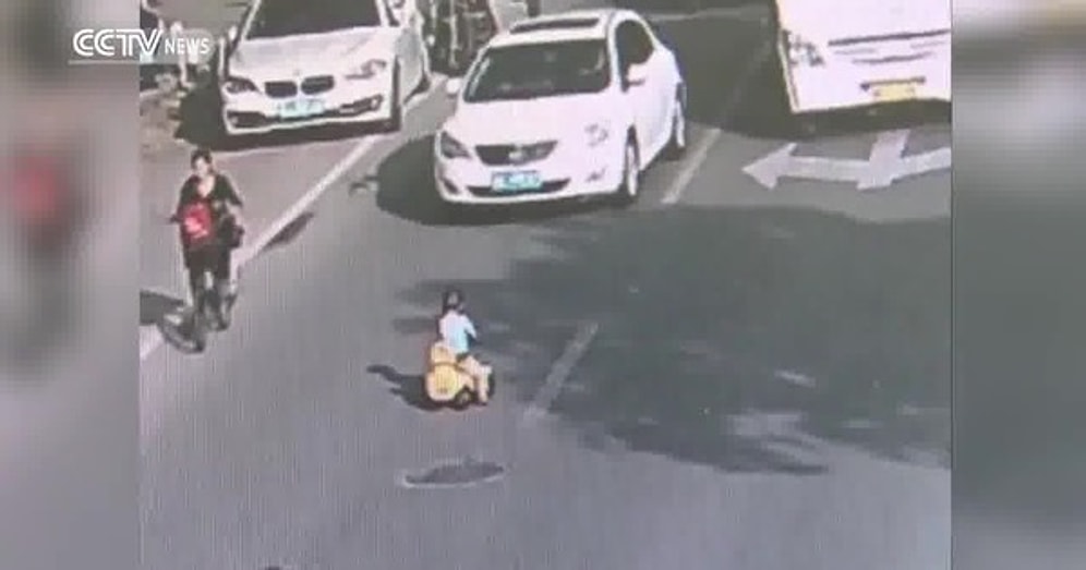 Oyuncak Arabasıyla Trafiğe Çıkan Minik Sürücü