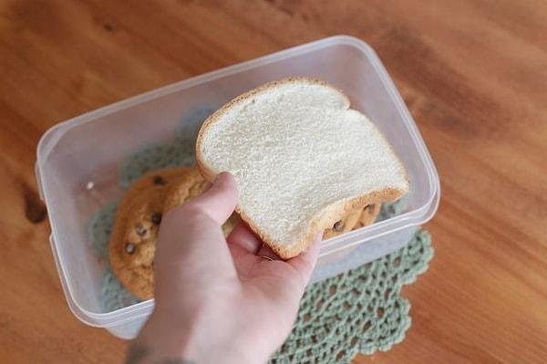 6. Ekmekler ve kurabiyeler hemen aynı kabın içine girmeli!