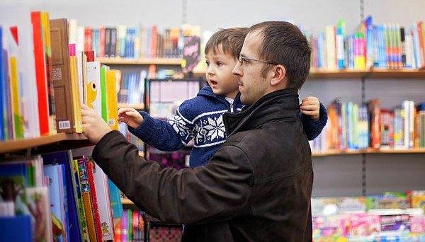 Başta babaları olmak üzere, çevrelerinde kitap okuyan yetişkin erkekler görmeleri, bu konudaki önyargılarının ortadan kalkmasına yardımcı oluyor.