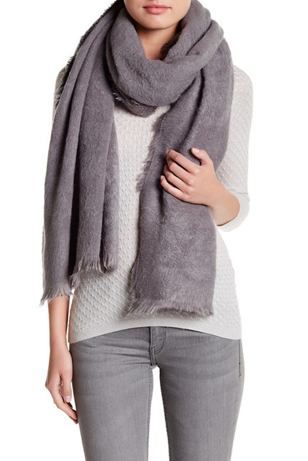 8. Благодаря этому теплейшему и мягчайшему шарфу вы никогда не замерзнете и будете везде чувствовать себя как дома