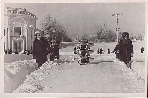 5. Зима на Сахалине, 1969 год. Высоту снега можно определить по светофору.