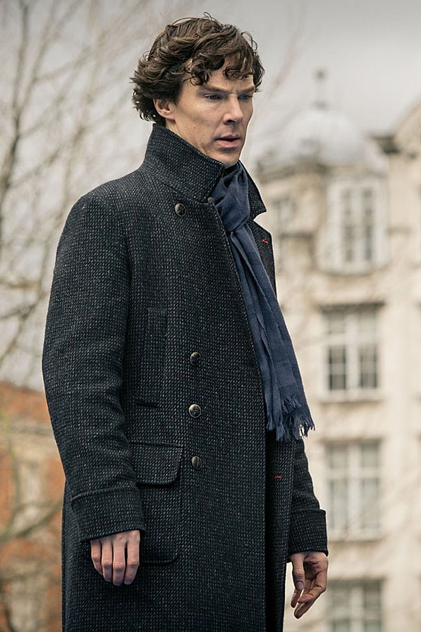 8. Верхнюю пуговицу пальто застёгивать не обязательно. На некоторых моделях пальто лацканы загнуты очень сильно, и нет никакой возможности застегнуть верхнюю пуговицу - это такой стиль