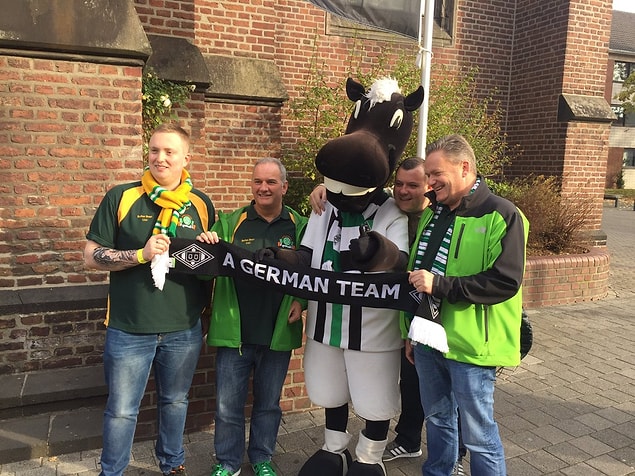 Maç öncesi sokaklarda da renkli görüntüler oluştu. Celtic taraftarları, Mönchengladbach takımının maskotuyla fotoğraf çektirdi.