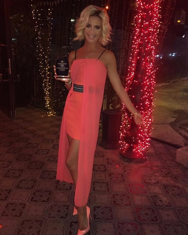 2. Известно также, что Дмитрий не пришел поддержать жену на вручение премии INSTA Awards 2016 за лучшие аккаунты известных личностей в Instagram, отправившись в это время с друзьями в один из столичных баров