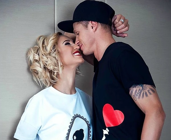 1. Несколько недель назад поклонники знаменитых супругов заметили, что в социальных сетях Ольги и Димы перестали появляться совместные фото