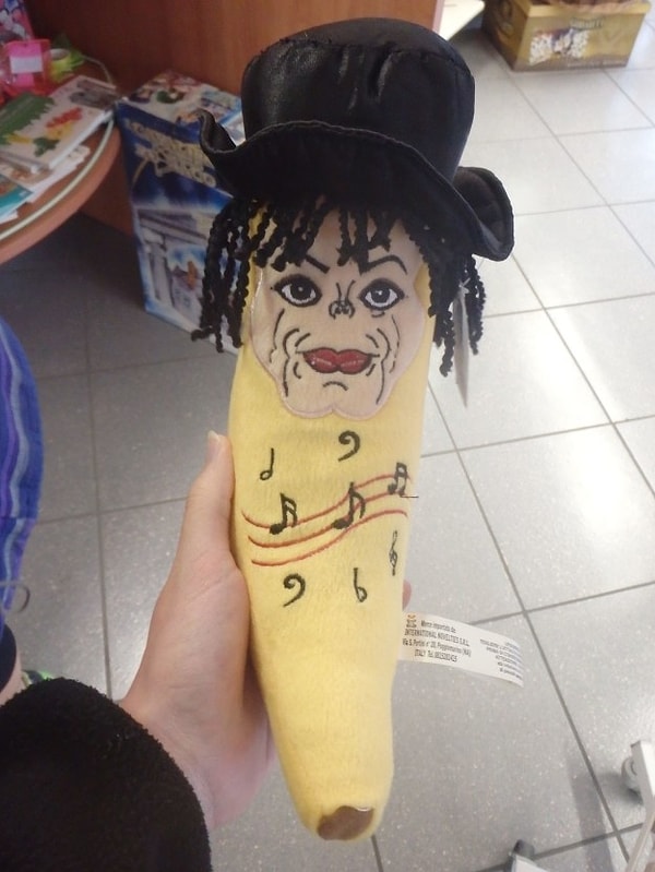 1. Банан с лицом Майкла Джексона, который ко всему прочему должен еще и петь.