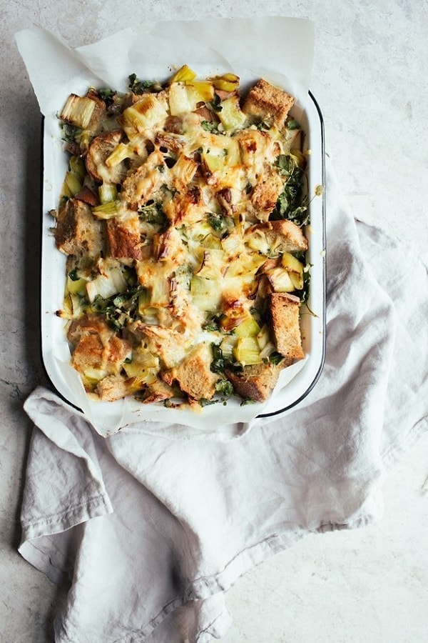 23. Гратен с хреном, луком-пореем, чеддаром и ароматным хлебом