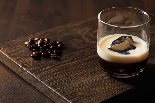 4. Закатив глаза в восторге от липкого приторного ликера, барышня всячески пытается показать, какая она утонченная натура