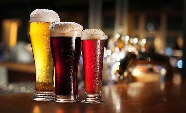 6. Если приглашенная на свидание барышня просит пива, можете забыть о романтике: заводить с вами любовные отношения она не собирается