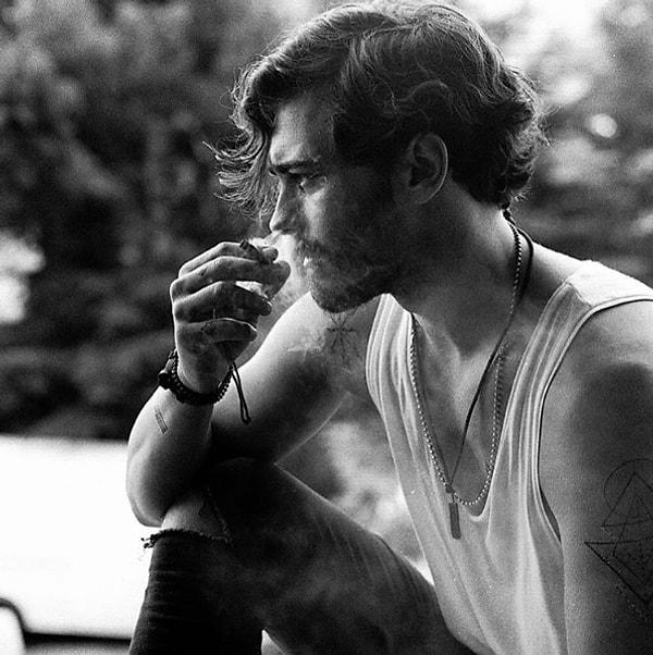 Şu sıralar Çağatay Ulusoy'un başı Instagram'da sigaralı fotoğraf paylaştığı için dertte.