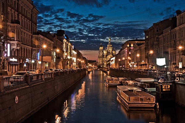 8. Какая из перечисленных достопримечательностей занесена в «Красную книгу» памятных мест Петербурга?