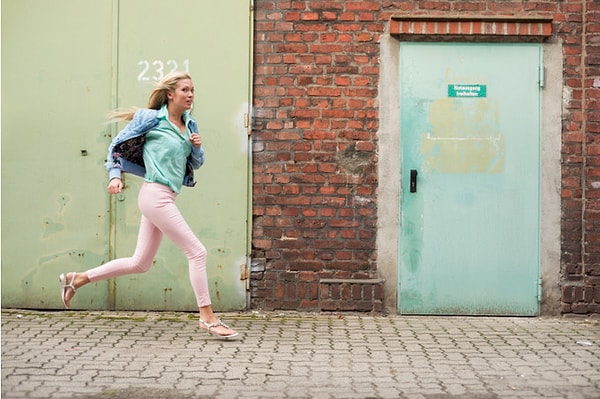 4. Одинокие девушки любят долго и быстро ходить