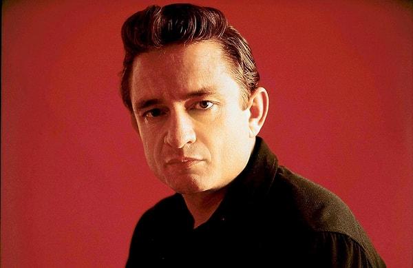 11. Meşhur şarkı Ring of Fire'ı Johnny Cash değil, Johnny Cash'e aşık olan June Carter yazmış. O dönem evli olan Johnny Cash, ilerleyen zamanlarda boşanıp June Carter ile evlenmiş.
