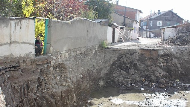 82 yaşındaki Emine Kutluca, Sivas'ta iki katlı müstakil evinde kendi halinde bir hayat yaşıyordu.