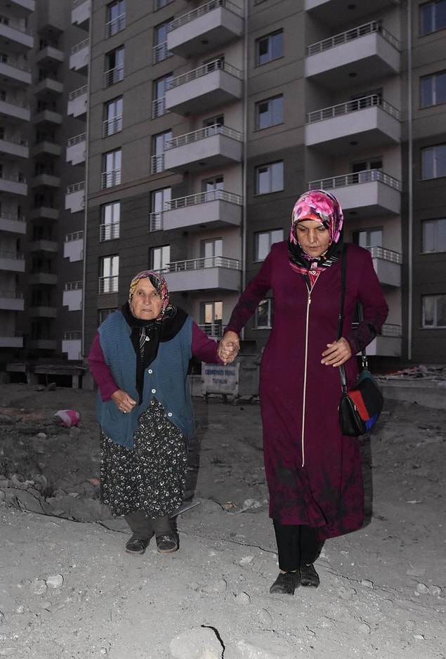 Bir apartman dairesi 50 yıllık, çiçekli bahçeli ve anılarla dolu yuvasının yerini tutmayacak olsa da Emine Teyze mutlu...