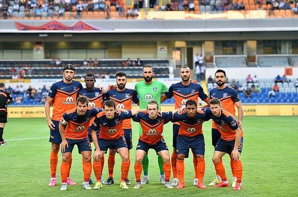 Süper Lig'de 10. hafta itibariyle Başakşehir, kalesinde gördüğü 6 golle en az gol yiyen takım konumunda.