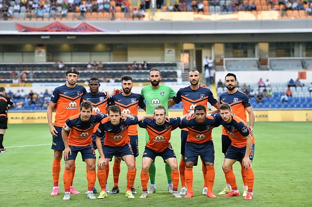 Süper Lig'de 10. hafta itibariyle Başakşehir, kalesinde gördüğü 6 golle en az gol yiyen takım konumunda.