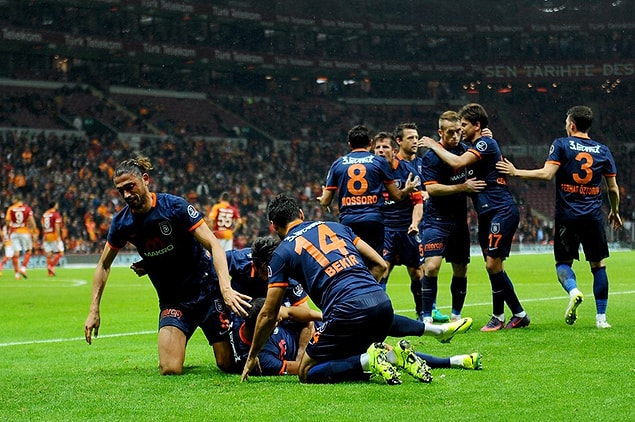 Spor Toto Süper Lig'in 10. haftasında Başakşehir, deplasmanda Galatasaray'ı 2-1 mağlup ederek liderliğini sürdürdü.