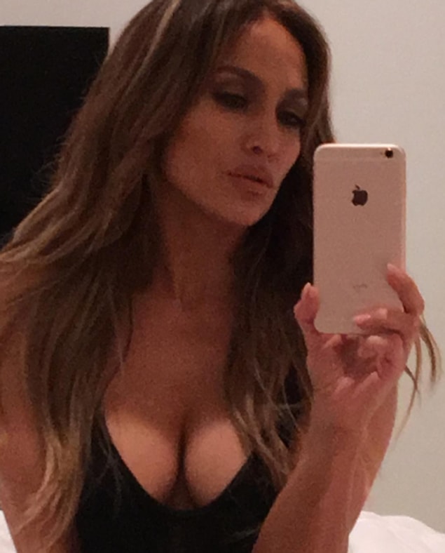 İddia edildiği gibi Jennifer Lopez, son dönemlerin en çok konuşulan ismi Kardashian'ı taklit mi etti; yoksa büyük emeklerle koruduğu fiziğiyle şov mu yapmak istedi bilmiyoruz.