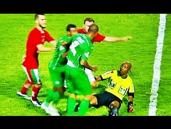 Brezilya'da Futbolcu Kırmızı Kart Görünce Hakeme Saldırdı