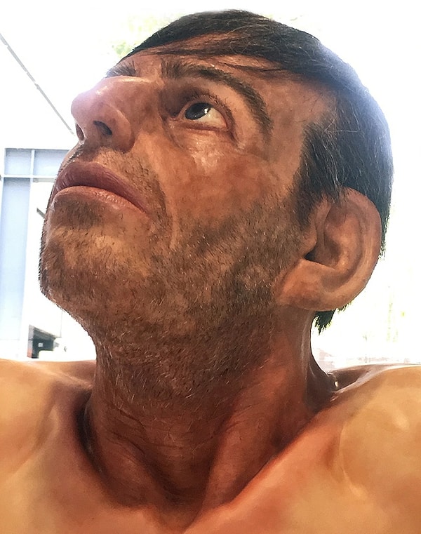 Нос, волосы, седина в щетине, глаза, мелкие сосуды, кости... Человек, который застрял на этой земле и пытается освободиться от груза, тянущего его вниз. Это слишком точно!!!