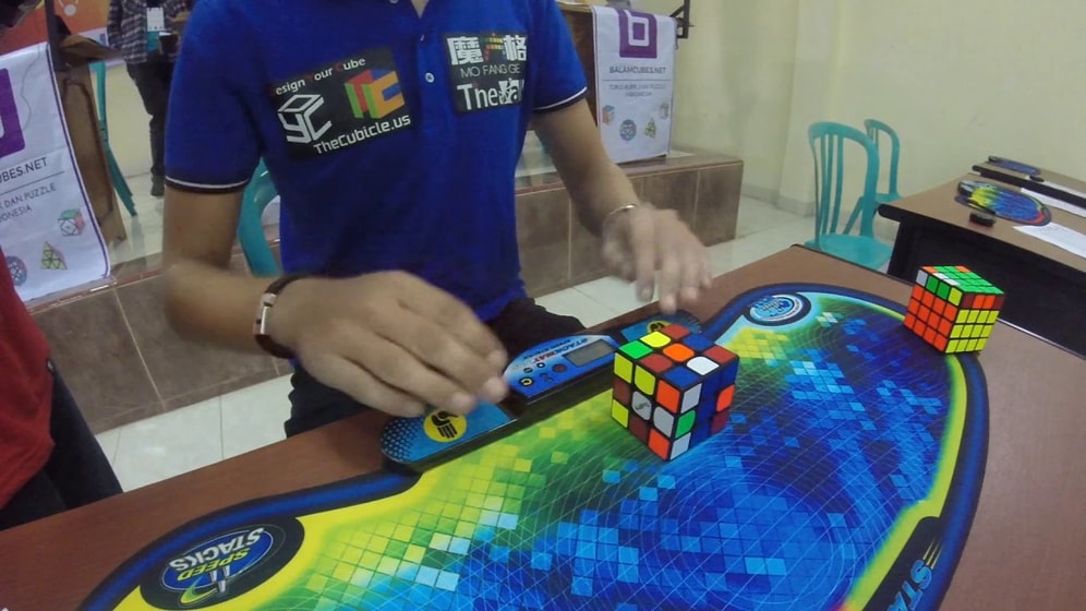 4.74 Saniyede Rubik Küpünü Çözerek Dünya Rekoru Kıran Genç