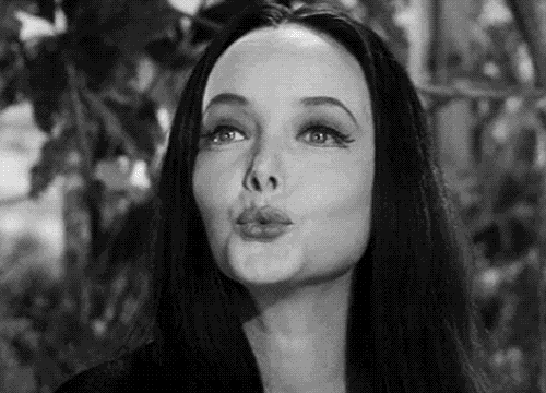 Siyah uzun saçları, gotik elbiseleri ve kırmızı rujuyla büyüleyici bir karakter Morticia Addams. Addams Ailesi'nin direği kim diye sorulursa kesinlikle Morticia'ydı.