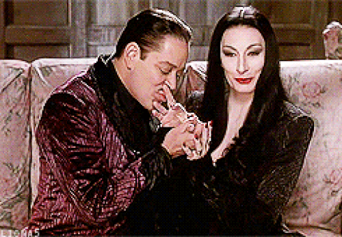 Belki de görüp görülebilecek en büyük aşklardan biriydi Morticia ve Gomez ikilisinin aşkı! Bu denli büyük aşka rağmen Gomez ara sıra küçük kaçamaklardan da uzak durmazdı.
