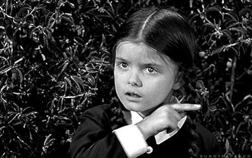 Addams ailesinin en psikopat üyesi: Wednesday Addams. Rengarenk tüm çocukların arasında o kötülükler kraliçesi gibi simsiyah giyinir ve birtakım şeytanlıklar peşinde koşardı.