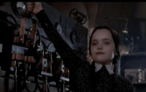 Addams ailesinin en psikopat üyesi: Wednesday Addams. Rengarenk tüm çocukların arasında o kötülükler kraliçesi gibi simsiyah giyinir ve birtakım şeytanlıklar peşinde koşardı.