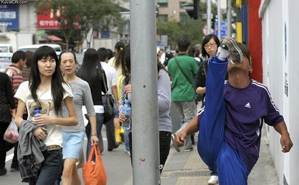 13. Надо же! Кажется, прохожие, как и мы, немного удивлены 😹