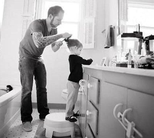 9. Вы в совершенстве владеете как минимум тремя различными методиками причесывания Барби и ребенка