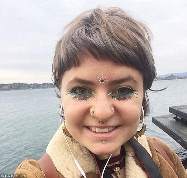 Но сама художница не видит в своих полотнах ничего отвратительного.