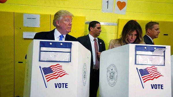 Trump'ın oy kullanırken eşine attığı bu bakış gündem oldu