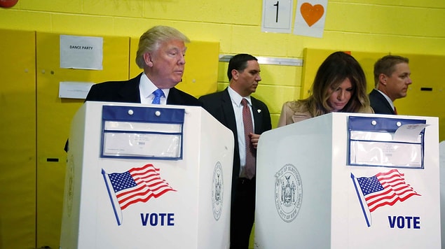 Trump'ın oy kullanırken eşine attığı bu bakış gündem oldu
