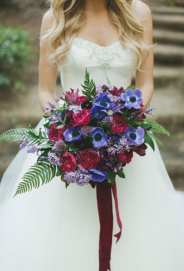 14. Классическое платье без плеч, на которое сверху надевается прозрачная кружевная накидка. Сочетание красных и синих тонов в букете придаст образу еще больше шика