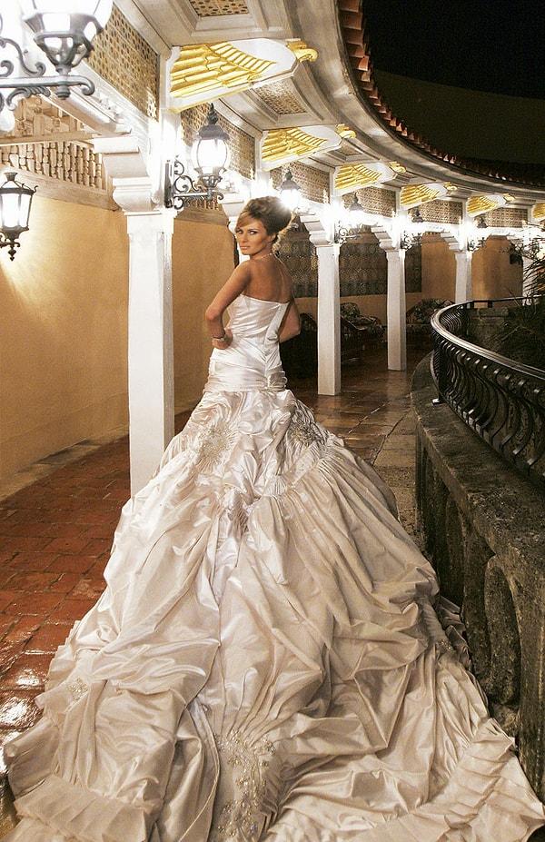 Melania Trump düğününde, üzerinde 1500 tane kristal taş olan 100 bin dolarlık Dior imzalı bir gelinlik giymiş!