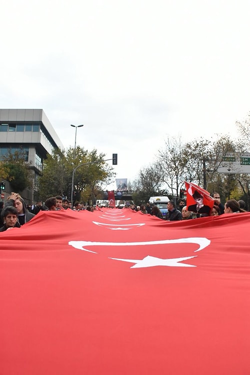 Beşiktaş Belediyesi'nin organizasyonu ile vatandaşlar 1011 metre Türk bayrağımız ile Dolmabahçe'ye yürüdü