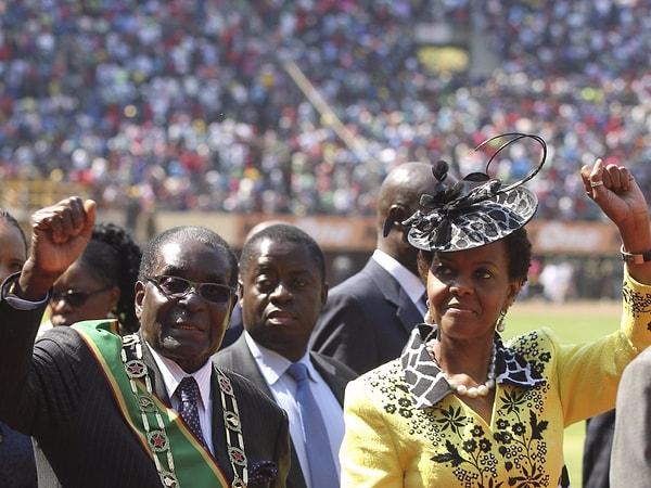 13. 80'li yıllardan bu yana ilişki yaşayan eski Zimbabvedevlet başkanı Robert ve Grace Mugabe